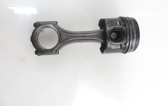 Mitsubishi Outlander Piston with connecting rod