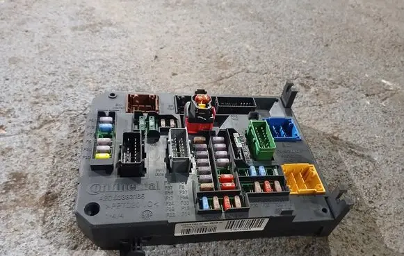 Citroen C4 II Fuse module 9665547480 BSIQ0300 S180121003H