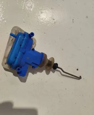 Audi 80 90 S2 B4 Central locking vacuum pump 893862153C