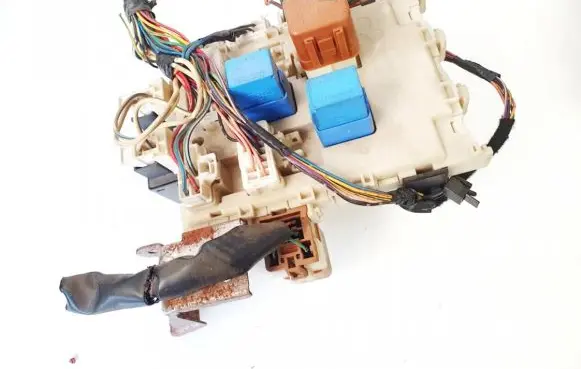 Nissan Primera Fuse box set 24350av700 0426041