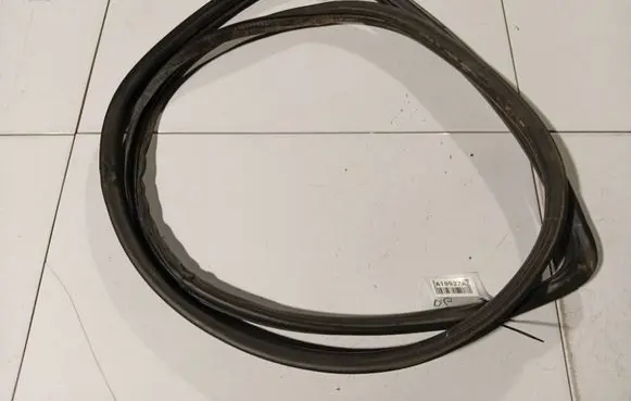 Honda FR-V Rubber seal front coupe door 