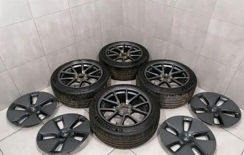 Tesla Model 3 R18 alloy rim 104426100A