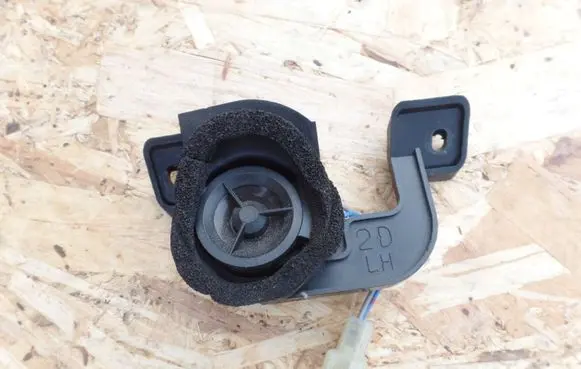 Front door high frequency speaker