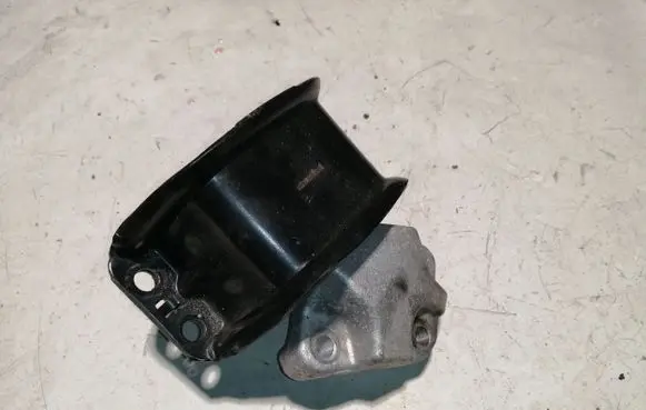 Peugeot 5008 Engine mount bracket