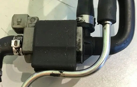 Volvo S60 Turbo solenoid valve 72268701 11T081