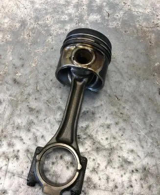 Volkswagen Polo V 6R Piston with connecting rod