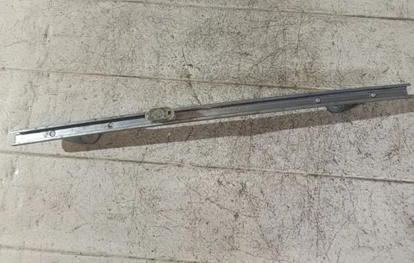 Opel Zafira B Front door windshield rail 13132428