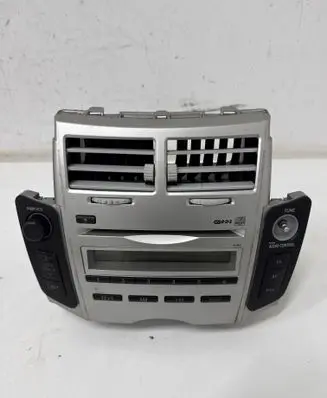 Toyota Yaris Radio/CD/DVD/GPS head unit 861200D200 SE503362