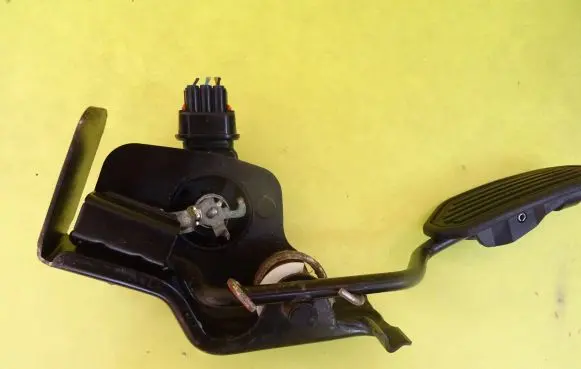Toyota Avensis T250 Accelerator throttle pedal 8928152011 89281-52011
