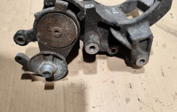 Toyota Land Cruiser (J120) A/C compressor mount bracket 