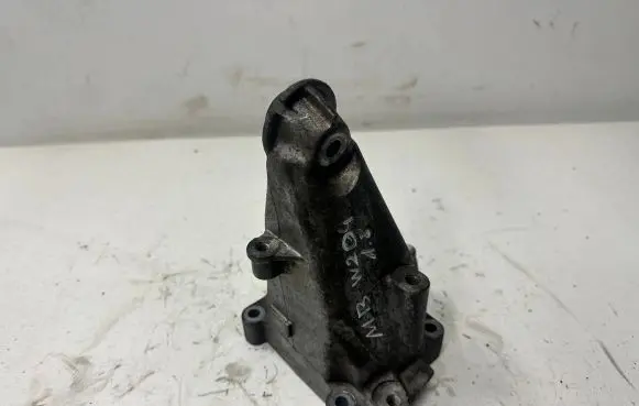 Mercedes-Benz C W204 Engine mounting bracket A2712232704