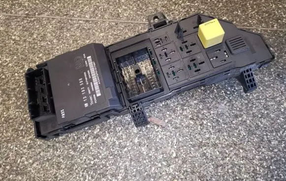 Opel Signum Fuse module 13223679 13193588