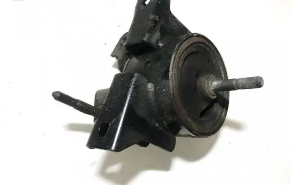 Nissan Primera Engine mount bracket