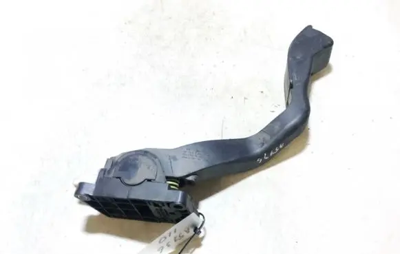 Accelerator throttle pedal
