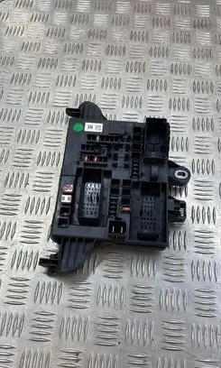 Opel Insignia A Fuse module 1327732104