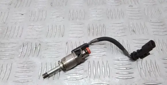 Volvo XC90 Fuel injector 31336653
