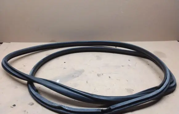 Rear door rubber seal (on body)