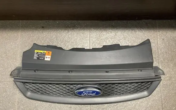 Ford Focus Front grill 4M518C436AD 4M518138AE