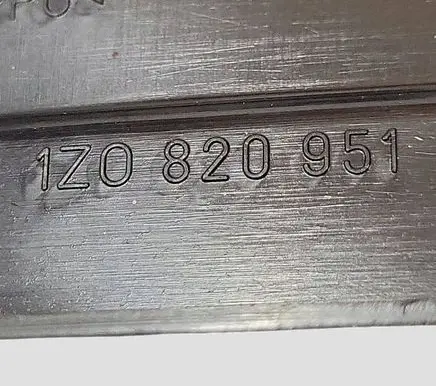 Skoda Octavia Mk2 (1Z) Dash center air vent grill 1Z0820951