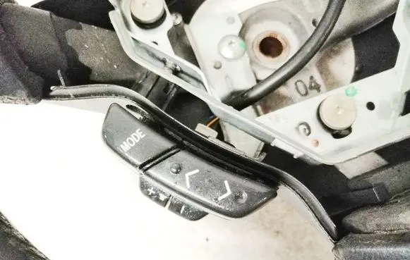 Steering wheel buttons/switches