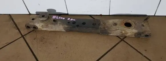 Mazda B2500 Gearbox mounting bracket