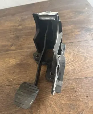 Accelerator throttle pedal