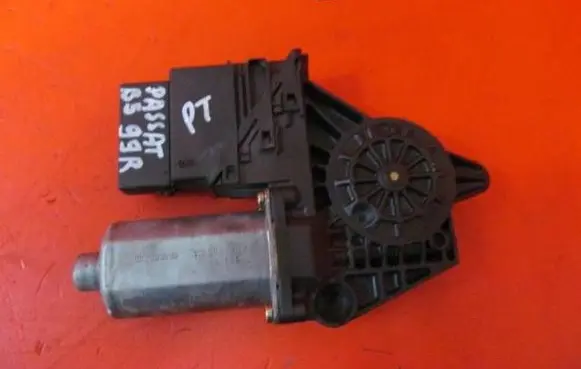 Volkswagen PASSAT B5 Rear door window regulator motor 101438203