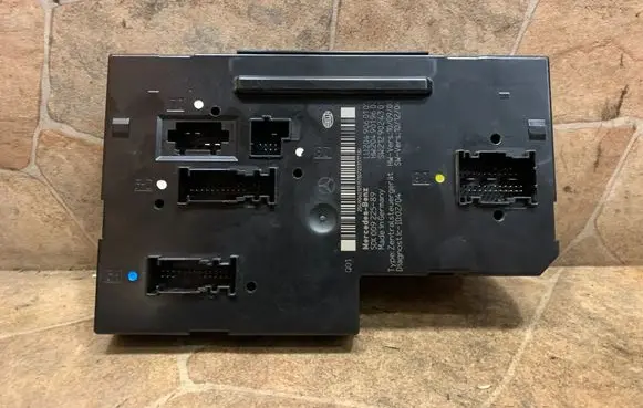 Mercedes-Benz C W204 Fuse module A2049060105
