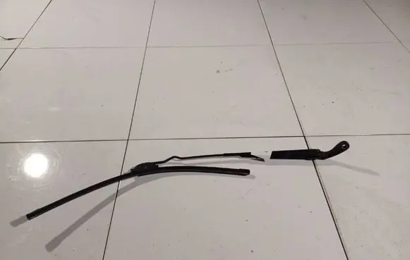 Chrysler Grand Voyager IV Front wiper blade arm 04717355