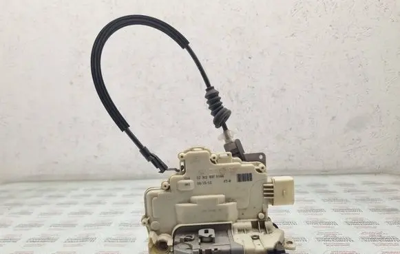 Volkswagen PASSAT B7 Front door lock 3C2837016A