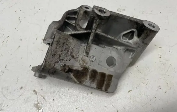 Volvo XC60 Engine mounting bracket 31430490