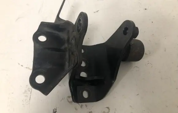 Toyota Avensis T270 Engine mounting bracket