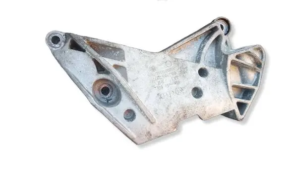 Volkswagen PASSAT B6 Engine mounting bracket 06J199207P