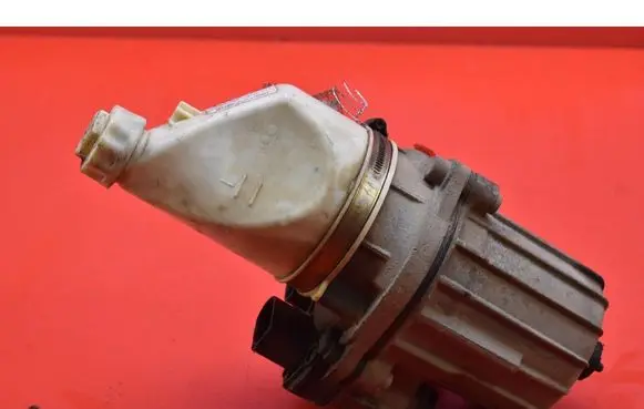 Opel Zafira B Power steering pump 13192897