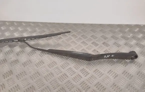 Hyundai Santa Fe Front wiper blade arm D02L