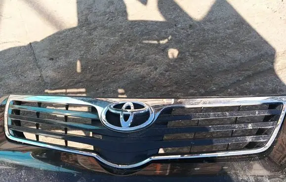 Toyota Avensis T270 Front grill