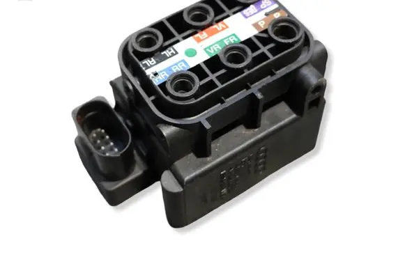 Audi A6 C7 Air suspension valve block 4H0616013 127256 101105