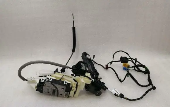 Mercedes-Benz CLS C218 X218 Front door lock A2047202735