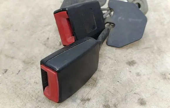 Audi A4 S4 B6 8E 8H Middle seatbelt buckle (rear) 8E085773901C 1911200272