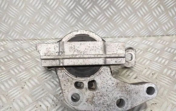 Engine mount bracket