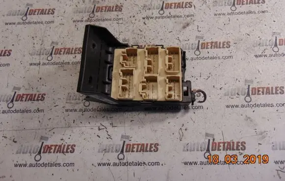 Toyota Corolla Verso AR10 Fuse module 8273405030