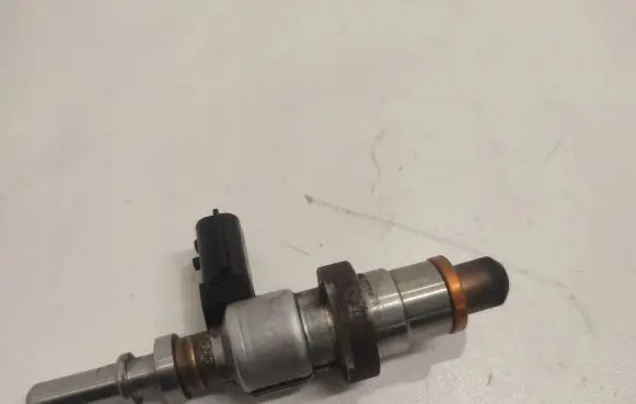 Renault Fluence Fuel injector 766475