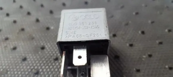 Volkswagen PASSAT B5 Other relay 8D0951253 V23134-J52-X300