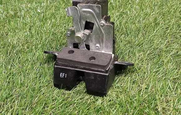 Loading door lock