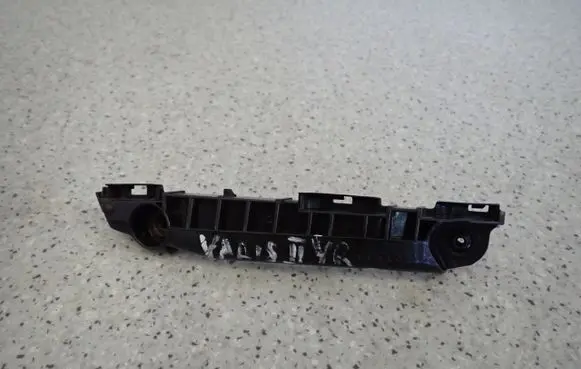 Toyota Yaris Front bumper mounting bracket