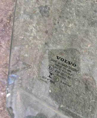 Volvo V70 Front door window glass four-door