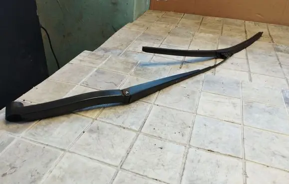 Subaru Outback Front wiper blade arm