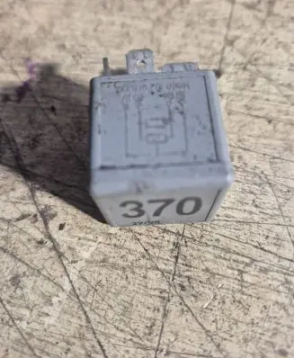 Volkswagen PASSAT B5 Other relay 8D0951253 V23134J52X300