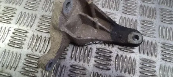 Ford Focus Engine mounting bracket 3m516p093ae