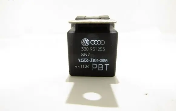 Volkswagen PASSAT CC Glow plug pre-heat relay 3B0951253